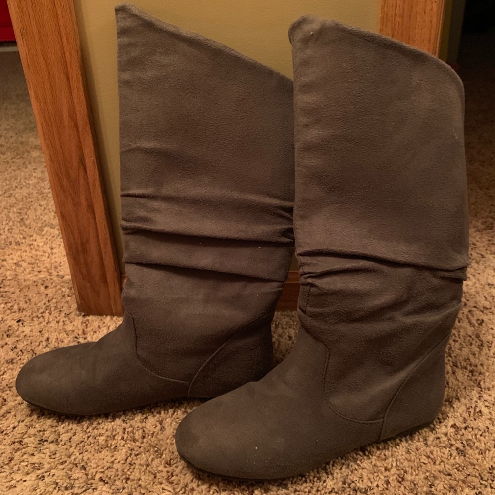 3 different pair gray boots